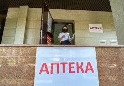 Дәріханадан шығып келе жатқан қыз. Алматы, 30 тамыз 2020 жыл.