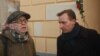 Ян Махонин (справа) и Лев Рубинштейн на открытии таблички "Последний адрес"