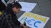 Один из участников проевропейских акций на Украине