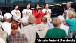 Lidera partidului Moldova Mare, Victoria Furtună (centru), alături de membri și susținători ai formațiunii, la o manifestație electorală, 17 septembrie