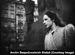 Диссидент Алена Громадкованы "фотографтар" төрт тәулік бойы сыртынан сансыз мәрте суретке түсірген. Мына суретте Алена Прагадағы Вацлав алаңында келе жатыр.