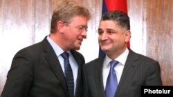 Armenia - Prime Minister Tigran Sarkisian (R) and EU Enlargement Commissioner Stefan Fuele after talks in Yerevan, 27Sep2012.