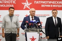 Constantin Starâș și Vasile Tarlev (dreapta), alături de Igor Dodon (centru), la o conferință de presă organizată de Blocul Electoral Patriotic (BEP) după închiderea secțiilor de votare pentru alegerile parlamentare, la Chișinău, duminică, 28 septembrie 2025.
