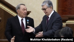 Қазақстанның бірінші президенті Нұрсұлтан Назарбаев (сол жақта) және президент Қасым-Жомарт Тоқаев. 