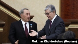 Нурсултан Назарбаеў (зьлева) і часовы прэзыдэнт Казахстану Касым-Жамарт Такаеў