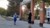 Өзбекстандағы мектептердің бірінің алдында тұрған мұғалімдер. Көрнекі сурет.