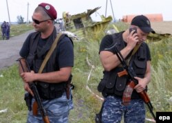 Separatisti pazind locul prabusirii avionului, duminica 20 iulie 2014.