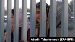 زنان علاقه‌مند به فوتبال در ایران از ورود به ورزشگاه‌ها و تماشای فوتبال از نزدیک محرومند (عکس از ارشیو)