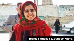 خانم قلیان آزادی آبان پارسال از شکنجه خود و اسماعیل بخشی، ‌نماینده کارگران نیشکر هفت‌تپه، در بازداشتگاه اداره اطلاعات اهواز خبر داد. 