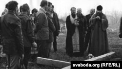 Каля Крыжа – былы старшыня гарвыканкаму Сяргей Габрусеў і архіепіскап Магілёўскі і Мсьціслаўскі Максім. Асьвячэньне памятнага знаку. (З архіву Міхася Булавацкага)