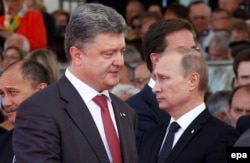 Petro Poroșenko și Vladimir Putin la comemorarea debarcării în Normandia, Franța, 6 iunie 2014.