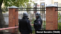 Полиция у эвакуированной школы в Екатеринбурге, архивное фото