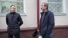 Слева - направо: зеленодольские оппозиционеры Алексей Соловьёв и Алексей Туганов у здания суда(на брата Алексея Туганова неизвестные напали спустя год после покушения на Соловьёва; судя по всему, нападавшие перепутали братьев).