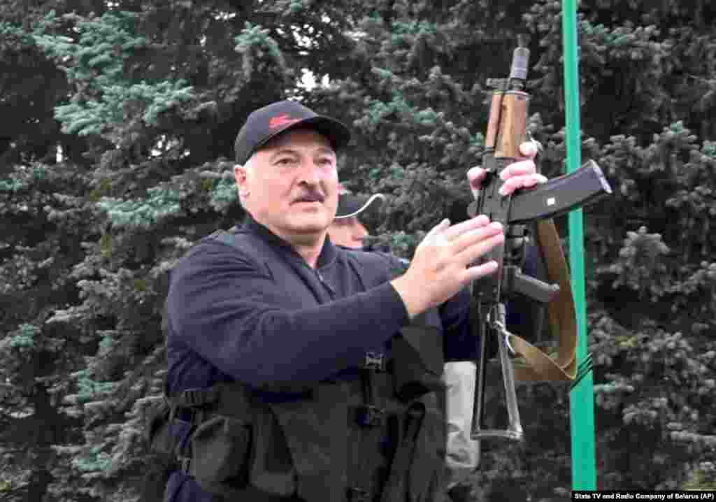 Халық даулы президент сайлауының ресми қорытындысымен келіспей, жаппай бейбіт шеруге шыққан күні Александр Лукашенко оқтан қорғайтын беренді кеудеше киіп, Калашников автоматын ұстап, Тәуелсіздік сарайының маңында жүр.&nbsp;Минск, 23 тамыз 2020 жыл.