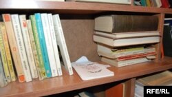 Два года назад он сюда спустил из дома все свои книги, но не заполнил и четверти этих полок. Теперь же на полках красуются до 1500 книг самого разного жанра