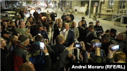 Igor Dodon face declarații în timpul unui protest la Comisia Electorală Centrală, la trei ore după închiderea secțiilor de votare