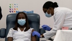 Сандра Линдси, медсестра из Jewish Medical Center в штате Нью-Йорк, первой получила прививку от коронавируса в США.