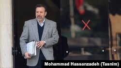 به گفته آقای واعظی، نباید برای فعالیت تبلیغاتی «موضوع بسیار مهمی که مذاکراتش در حال انجام است را به هم زد»