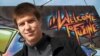 Писатель и режиссер Горан Войнович на фоне граффити из района мигрантов в Любляне