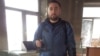 Сергей Бабинец в разгромленном офисе Комитета против пыток в Грозном