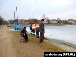 На беразе зьбіраюцца мясцовыя жыхары — паглядзець на здохлую рыбу