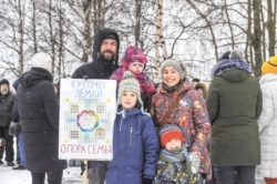 Северодвинскідегі көп балалы отбасылар митингісіне қатысушылар.