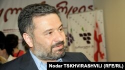 То, как Эроси Кицмаришвили и сотрудники его охраны ранним утром перелезают через ограду здания телекомпании «Маэстро», зафиксировала камера наблюдения за объектом