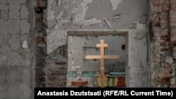 Бесландағы теракт болған мектептегі ағаш крест.