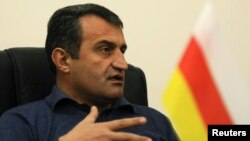 Председатель парламента Анатолий Бибилов сообщил, что, исходя из интересов сохранения стабильности в республике, фракция «Единой Осетии» на данный момент снимает вопрос вотума недоверия главе МИД республики с повестки дня