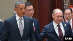 Прэзыдэнт ЗША Барак Абама і прэзыдэнт Расеі Уладзімер Пуцін (зьлева направа) падчас рабочага пасяджэньня лідэраў эканомік форуму АТЭС у Пэкіне, архіўнае фота