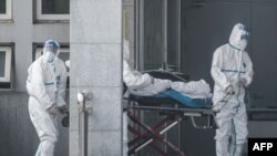 Китай: больные и врачи одеты в специальную "противовирусную" одежду, 20 января 2020 года