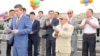Атырау қаласының әкімі Бергей Рысқалиев (сол жақта) Жайық өзені көпірінің ашылуында сөйлеп түр. Атырау, 22 шілде 2009 жыл. 