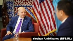 АҚШ-тың Қазақстандағы елшісі Уильям Мозер (сол жақта) және Азаттық тілшісі Қасым Аманжол сұхбат кезінде. Нұр-Сұлтан. 11 қазан, 2019 жыл