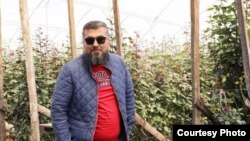 Тәжік кәсіпкері Сайид Носех Толибов гүл өсіретін плантациясында тұр. Эквадор, қыркүйек, 2019 жыл.