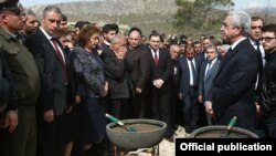 Armenia - President Serzh Sarkisian speaks at the funeral of the Armenian soldier Sasun Mkrtchian killed in Karabakh, Yerevan, 5Apr2016