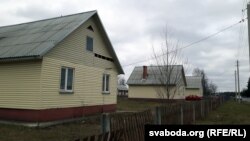 Прыкметы аграгарадка — тры дамкі на вуліцы Хаеўскага