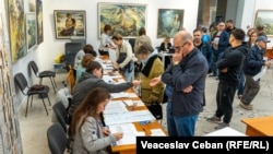 Potrivit experților americani, alegerile parlamentare din R. Moldova au fost organizate bine. În imagine: Alegători la secția de votare de la Academia de Studii Economice din Moldova (ASEM), Chișinău, 28 septembrie