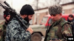 Нохчийчоь- Нохчийн президент Масхадов Аслан а, нохчийн тIемалойн буьйранча Басаев Шемил а. 1999