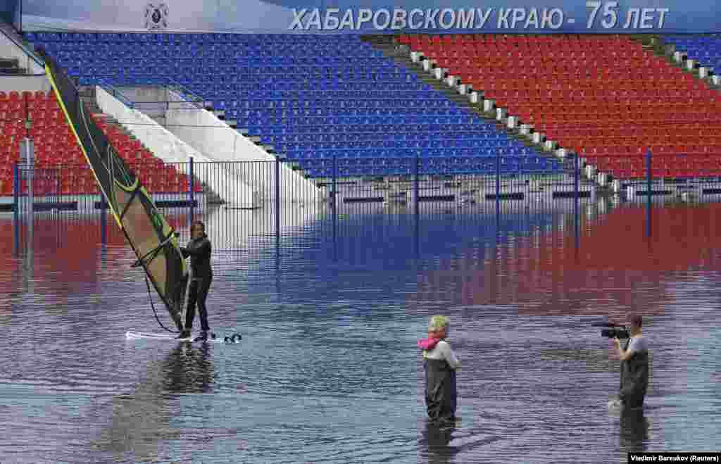Поплавениот стадион во Хабаровск. Во август и септември Русија ги доживеа најголемите поплави во изминатите 120 години.&nbsp;