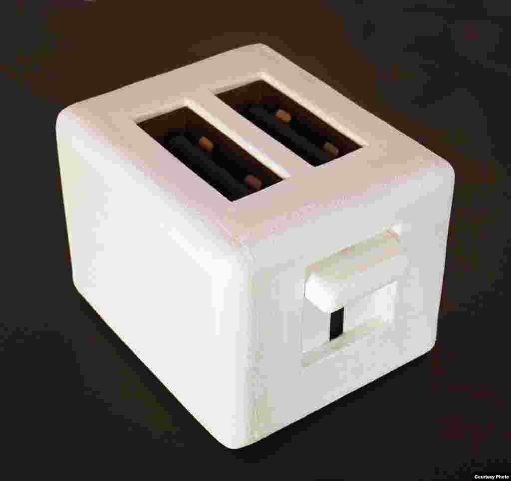 №010. Виктор Линский. Тостер-USB. Проект &laquo;Смарт-фуд&raquo;. 2011. Пенопласт, картон, акрил. 19&times;27&times;21 см. &copy; Автор