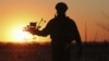  Украинские военнослужащие работают с FPV-дронами в Запорожской области, Украина, 25 сентября 2025 года