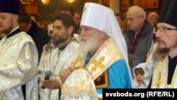 Мітрапаліт Павал, а за ім зь непакрытай галавой старшыня Менгарвыканкаму Мікалай Ладуцька