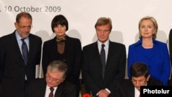 Foreign Ministers Eduard Nalbandian of Armenia (L) and Ahmet Davutoglu of Turkey sign landmark agreements to normalize Turkish-Armenian relations in Zurich.