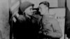 Русский и американский солдаты на фоне знака, символизирующего историческую встречу на Эльбе (Фото: William E. Poulson)