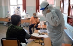 Коронавирус жұққандарды емдейтін аурухана. Медицина қызметкерлері науқастардың жағдайын тексеріп жатыр.