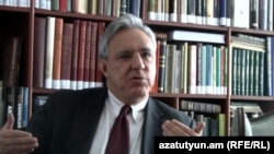 Armenia - Former Foreign Minister Vartan Oskanian is interviewed by RFE/RL's Armenian service in Yerevan, 18Feb2012.