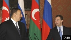 Russia -- President Dmitry Medvedev (R) and his Azeri counterpart Alham Aliyev at a joint press conference in Barvikha, 17Apr2009