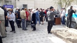 42 500 теңге көлемінде әлеуметтік көмек алу үшін құжат жасатып жүрген адамдар. Қызылорда, 6 сәуір 2020 жыл.