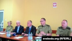 Падчас прэс-канфэрэнцыі на памежным пераходзе ў Кузьніца Беластоцкая. У цэнтры генэральны консул Польшчы ў Горадні Анджэй Хадкевіч і камэндант Падляскага аддзелу аховы граніцы палкоўнік Анджэй Літвінскі