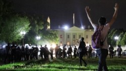 Голям брой протестиращи се събраха пред Белия дом, който беше обграден от полиция и представители на Сикрет сървис